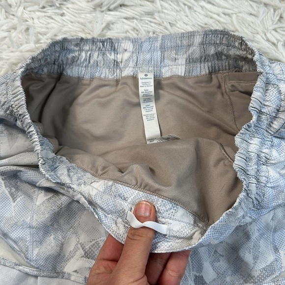 Lululemon Hotty Hot Short II *Long 4" Jasmine White Multi / White - Picture 2 of 6